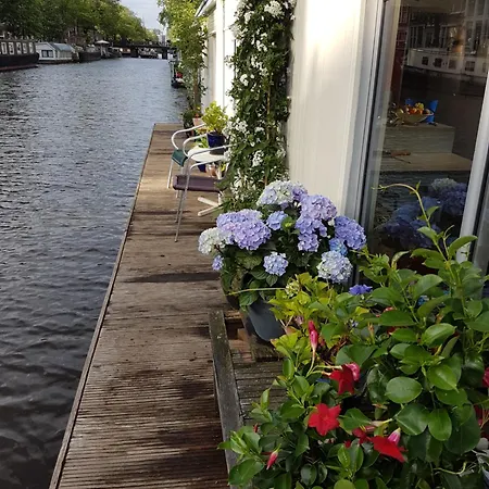 Pantheos Houseboat Bådhotel