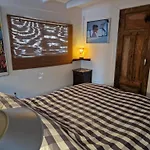 Pantheos Houseboat Hotel na wodzie Amsterdam