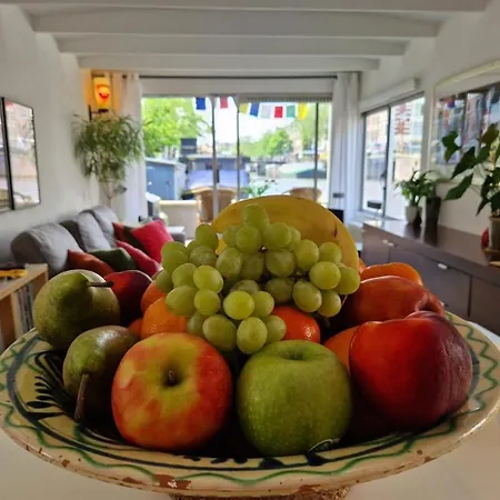 Botel Pantheos Houseboat