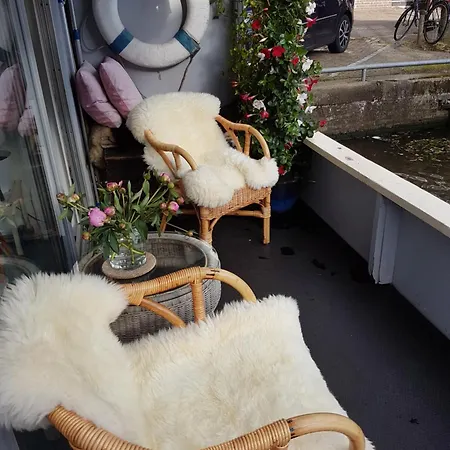 Botel Pantheos Houseboat