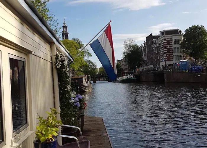 Pantheos Houseboat Ботель *