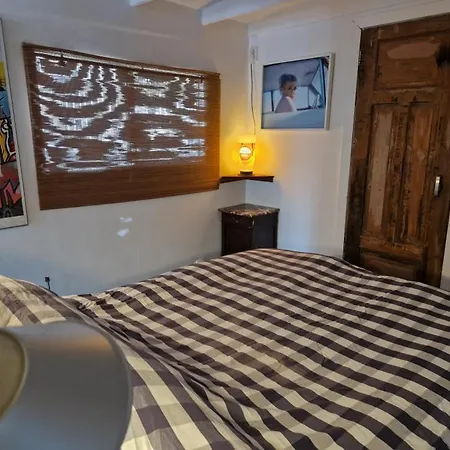 Pantheos Top Houseboat Båthotell Amsterdam